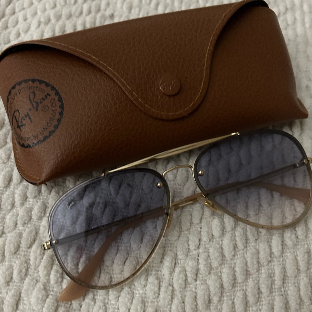 Like new no scratches include original case